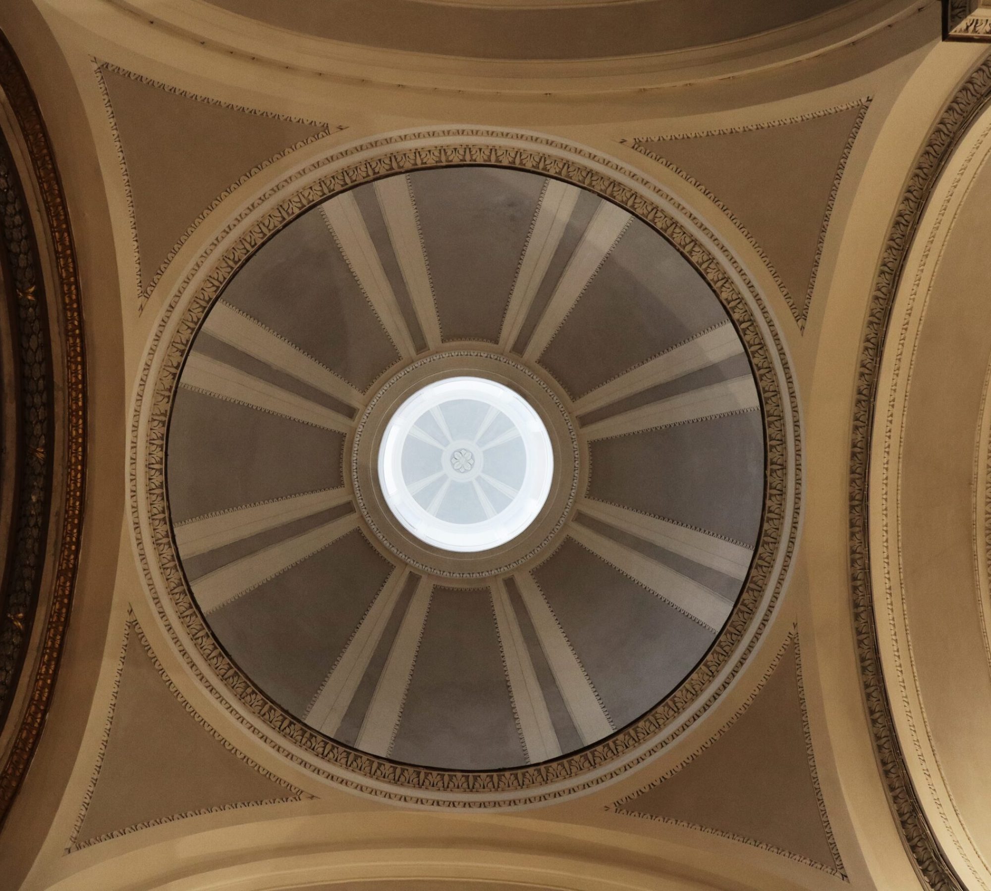 Fotografía de una cúpula desde adentro.